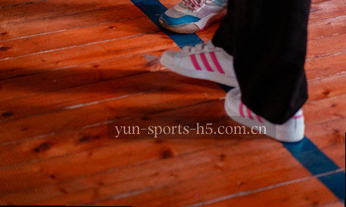 两段手机的线稿对比，上方表示旧版按钮，下方表示新版入口